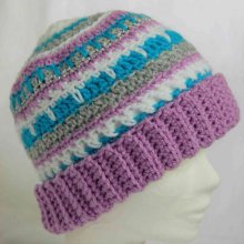 Bonnet jacquard tricoté à la main avec un fil de laine/acrylique violet, turquoise blanc et gris