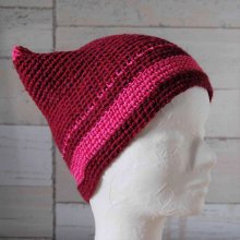 Bonnet enfant rouge rose de forme rectangulaire