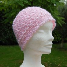 Bonnet maille ajourée rose clair fil satiné pour enfant 18-24 mois