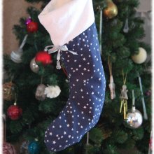 Chaussette de Noël coton bleu marine étoiles blanches, polaire blanche et noeud argenté