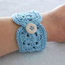 Bracelet adulte crocheté main avec un fil de coton bleu clair à porter gracieusement tous les jours