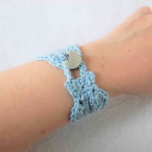 Bracelet adulte crocheté main avec un fil coton bleu clair à porter tous les jours