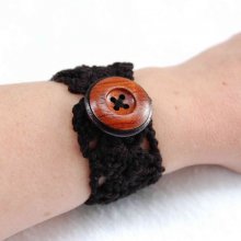 Bracelet adulte crocheté main avec un fil coton noir, un bouton en bois rond 4 trous bicouleur