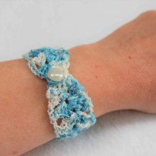 Bracelet adulte crocheté main avec un fil blanc et turquoise, un bouton rond fausse nacre