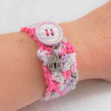 Bracelet adulte crocheté main avec un fil blanc rose gris parme, un bouton rond 4 trous et une breloque cadenas