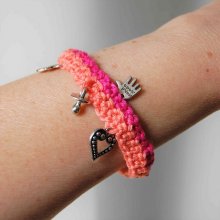 Bracelet d'été en coton rose et saumon avec 4 breloques métalliques thème naissance