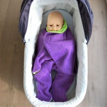 Couverture pour bébé en polaire violet et velours vert anis, pour le cosy, la nacelle, la poussette, le porte bébé.