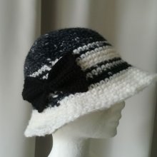 Chapeau adulte crocheté à la main avec une laine noir et blanche
