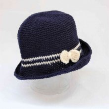 Chapeau cloche enfant bleu marine avec fines rayures et nœud beige