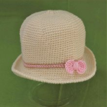 Chapeau cloche bébé en laine écrue avec filet rose clair, doré et noeud