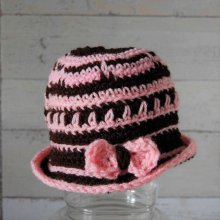 Chapeau cloche enfant rose et marron avec nœud coordonné