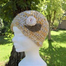 Chapeau cloche enfant jaune moutarde blanc et gris avec rose et feuille