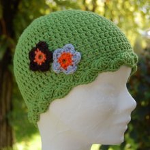 Chapeau cloche enfant maille ajourée vert avec fleurs au côté bordure écailles