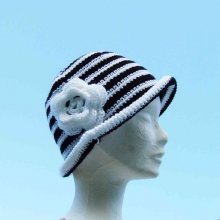 Chapeau cloche enfant à rayures noires et blanches