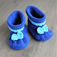 Paire de chaussons bottines pour bébé de couleur bleu avec bordure turquoise et noeud papillon
