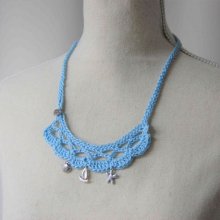 Collier en coton bleu clair crocheté main avec des breloques pour un thème marin, coquillage, voilier, étoile de mer et cœur avec inscription « made with love »