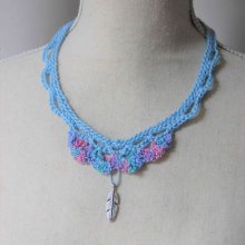 Collier en coton bleu clair et un autre fil rose bleu turquoise crocheté main, avec une plume en métal style boho