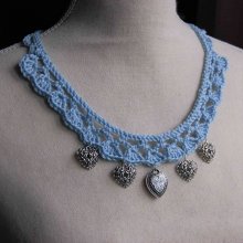 Collier en coton bleu clair crocheté comme de la dentelle