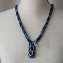 Collier en coton bleu vert violet crocheté à la main avec deux breloques métalliques mot love et coeur
