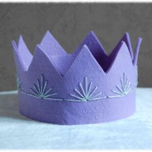 Couronne en feutrine couleur parme décorée avec du fil argenté brillantcouronne