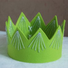 Couronne enfant en feutrine verte décorée de fil argenté