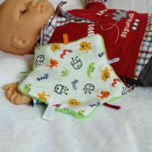 Doudou plat pour bébé en forme d'étoile coton polaire aux couleurs dominantes vertes