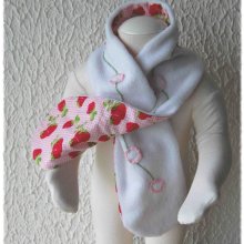 Echarpe jeune adulte en polaire unie blanche et coton vichy rose avec fraises