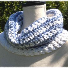 Echarpe tour de cou dit snood pour adulte ou adolescent en laine bleu ciel et blanche