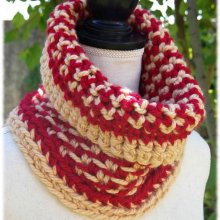 Snood adulte crocheté à la main de couleur rouge et beige-or