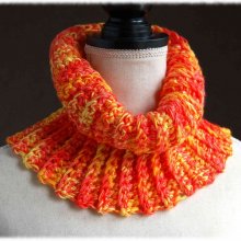 Snood orange et jaune crocheté à la main, avec une maille grosses côtes