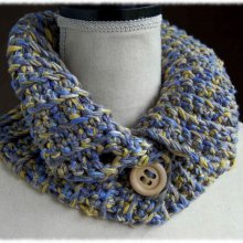 Snood enfant ou adulte en fil bleu jaune or crocheté main avec deux boutons en bois