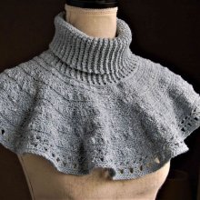 Chauffe épaules avec col roulé crocheté main avec laine bleu ciel blanc.