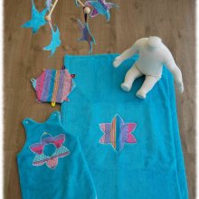 Trousseau de naissance pour bébé couverture, doudou, gigoteuse, mobile polaire turquoise coton rose bleu violet