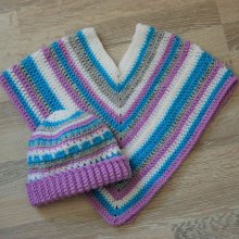 Ensemble coordonné bonnet et poncho blanc violet et bleu