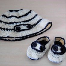 Ensemble chaussons et chapeaux couleur crème et bleu marine