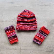 Ensemble bonnet et mitaines rouges roses grises