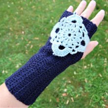 Paires de mitaines bleues marine et vert d'eau crochetées main