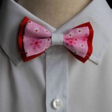 Noeud papillon enfant coton fleurs roses et blanches sur noeud rouge