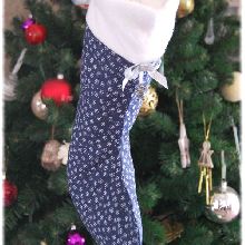 Chaussette de Noël en coton bleu marine flocons de neige blancs et polaire blanche