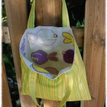 Sac enfant en coton rayures vertes jaunes blanches et poissons violets-verts-jaunes sur fond blanc