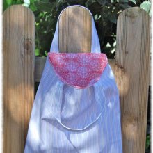 Cabas enfant souple réversible en tissu rayures fines et ornements sur fond vieux rose