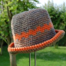 Chapeau enfant marron et orange fil de laine fait main