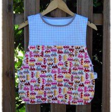 Tablier chasuble pour enfant 7 à 10 ans en coton vichy gris et voitures dans tous les sens
