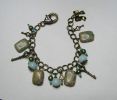 Bracelet chaîne bronze breloques clefs et pierre turquoise