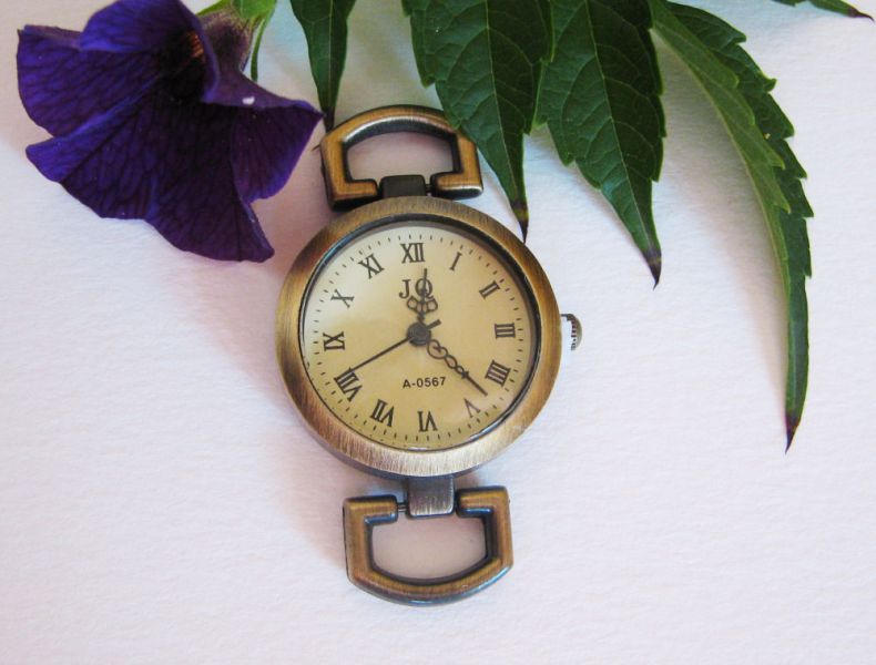 Antique bronze round watch face