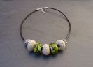 Collier perles Ecru/Olivine sur cuir noir