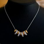 Collier aux anneaux argentées et dorés