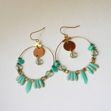 Boucles d'oreilles grandes créoles dorées perles turquoise vert d'eau