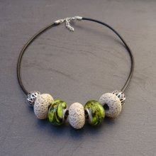 Collier perles Ecru/Olivine sur cuir noir