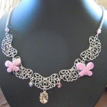 Collier en estampes et papillons parme